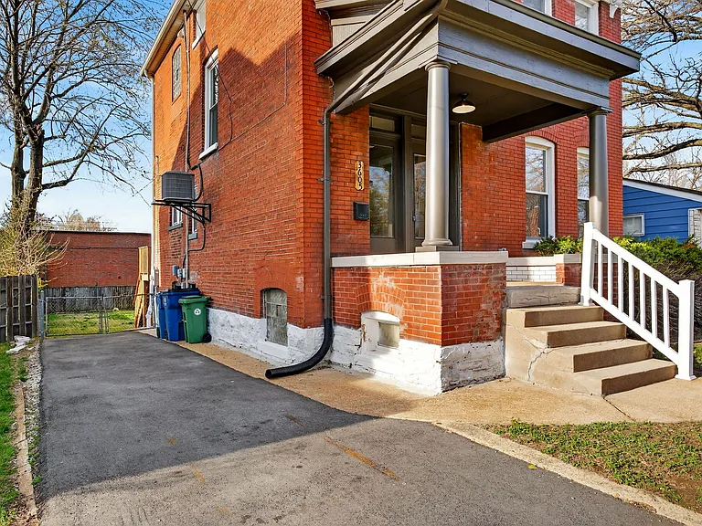 3605 Cambridge Ave — Photo 2