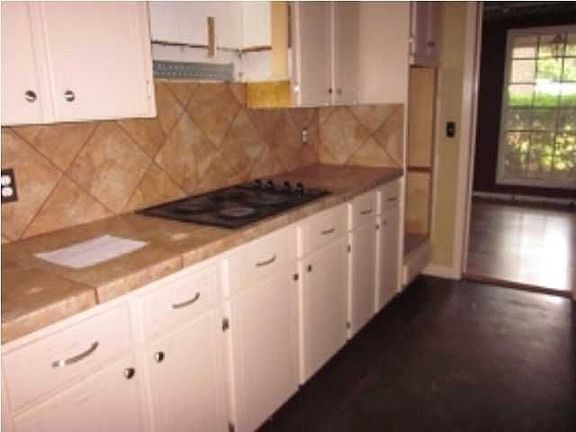 4th image of 3320 Fleetwood Dr