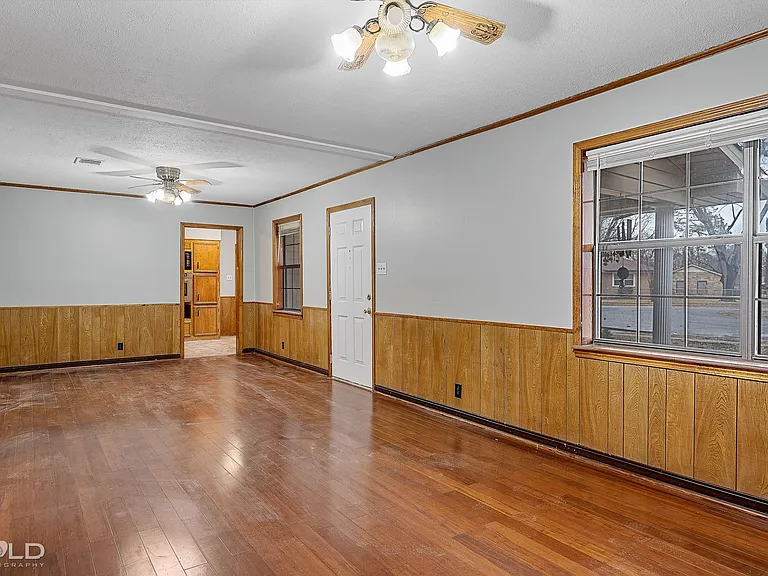 1005 Clarence St — Photo 14