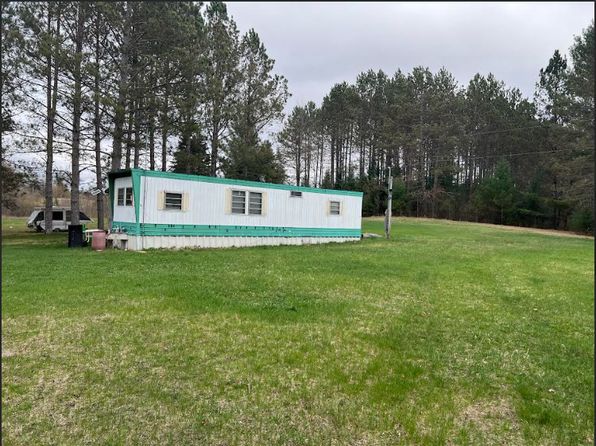 1329 Lake Station Ave, Harrison, MI 48625