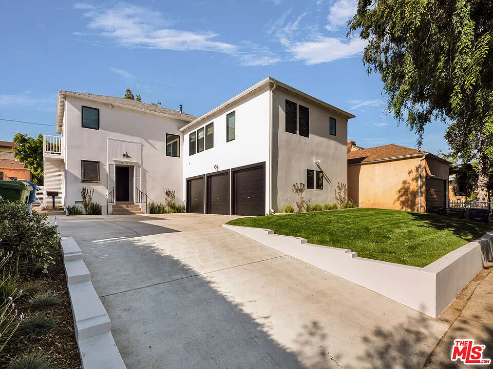 1 bed, 1.5 bath, 900 sqft, $4,583 — Photo 2