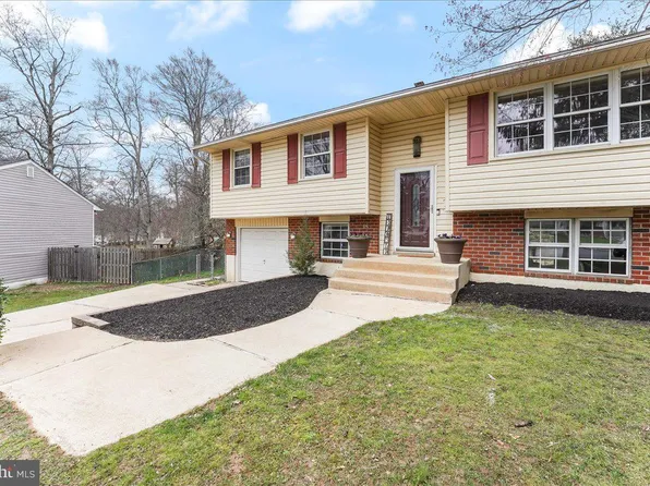 18 Latches Ln, Aston, PA 19014