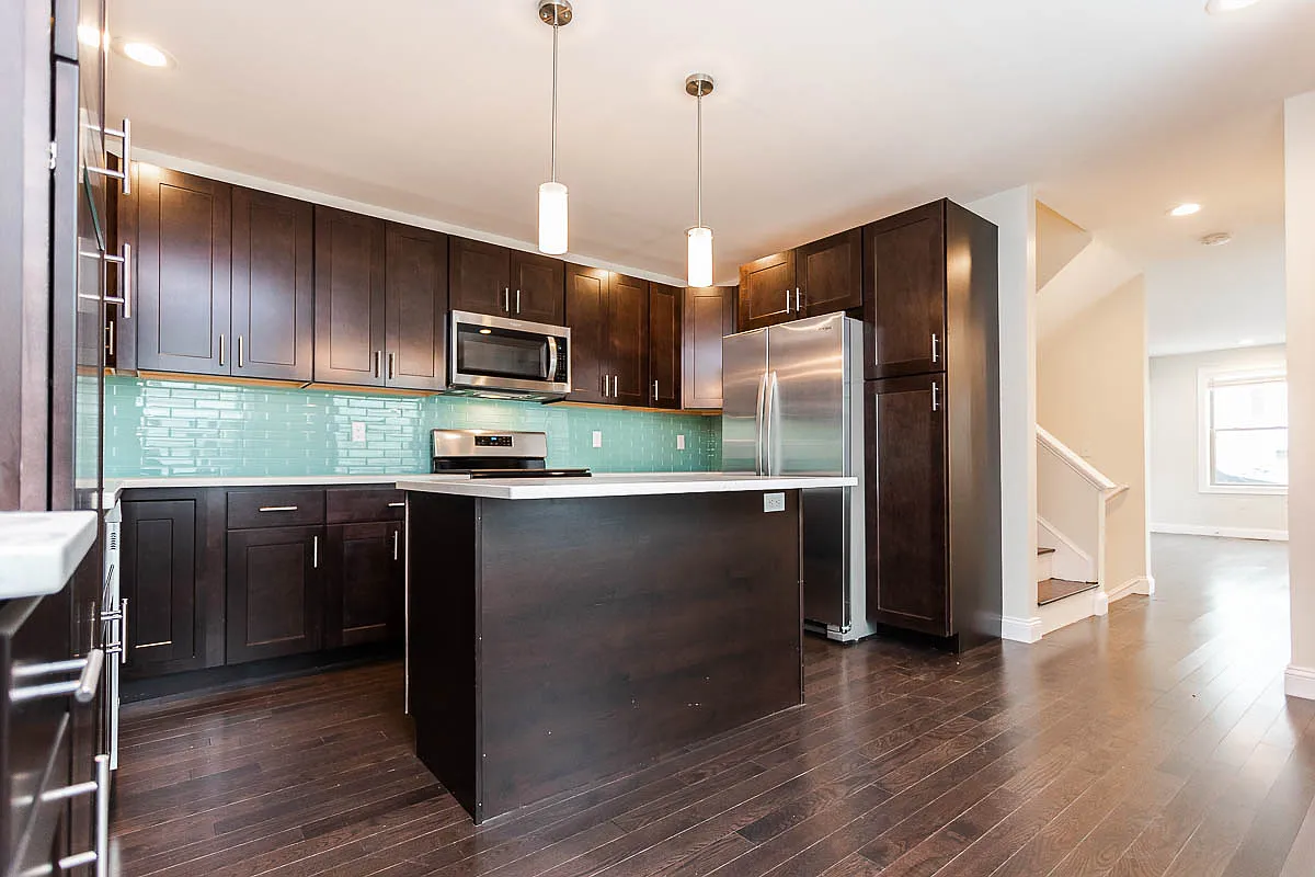 4 bed, 4.5 bath, 2100 sqft, $5,200 — Photo 3
