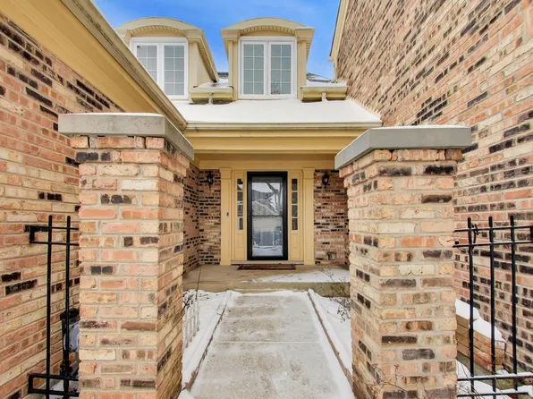 26 The Court Of Island Point, Northbrook, IL 60062