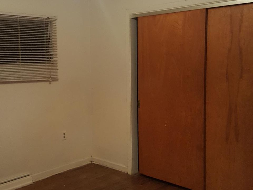 Good size bedrooms (king size bed OK) with wall-wall closets.