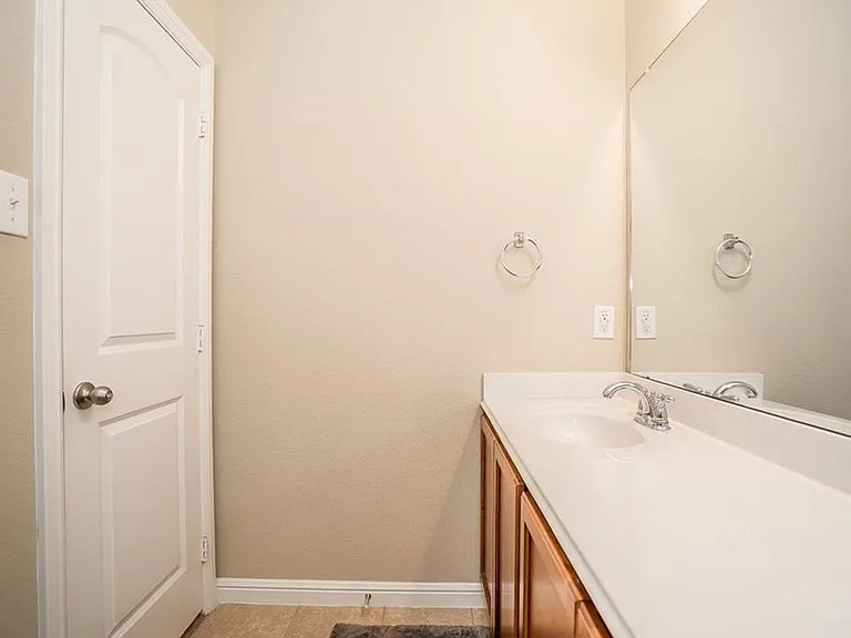 1405 Nightingale Dr — Photo 2
