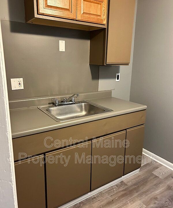 1st image of 129 Oak St APT 1