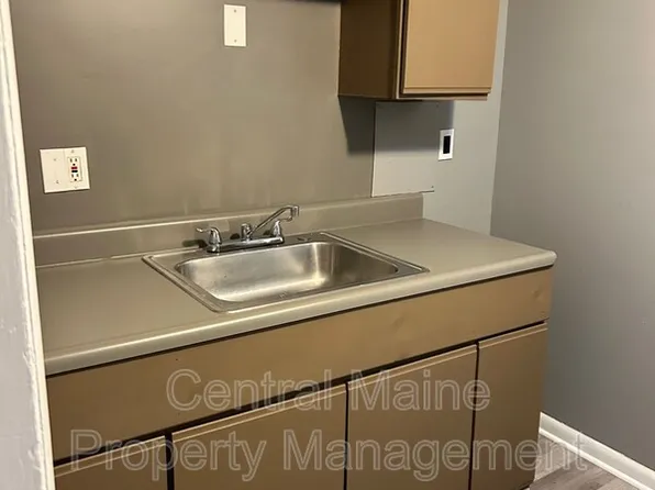 129 Oak St APT 1, Lewiston, ME 04240