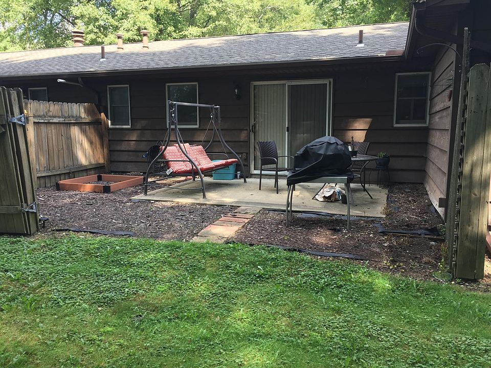 2nd image of 7728 Castle Rock Dr NE