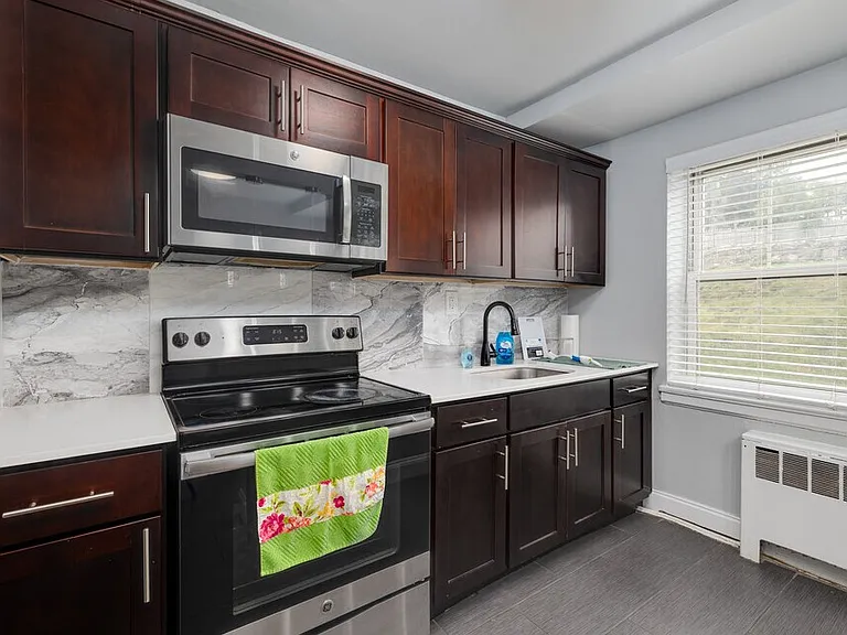 Walnut Court Apartments — Photo 8