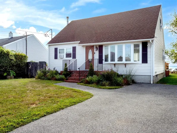 90 Grandview Drive, Shirley, NY 11967