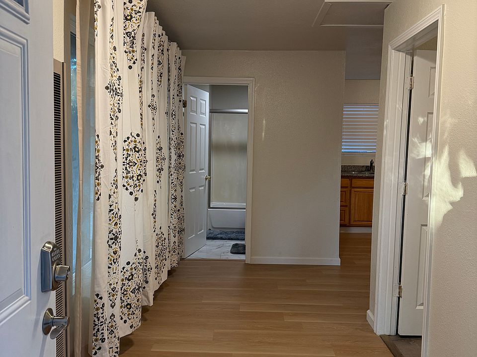 1st image of 985 Paradise Blvd #B
