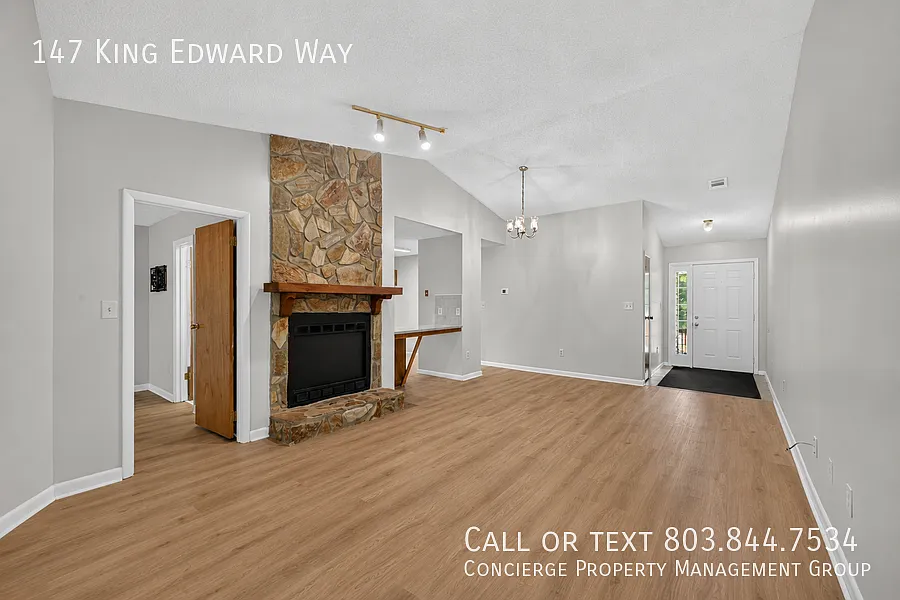 Renovated Duplex in the Heart of Aiken! Large fenced Yard! — Photo 3