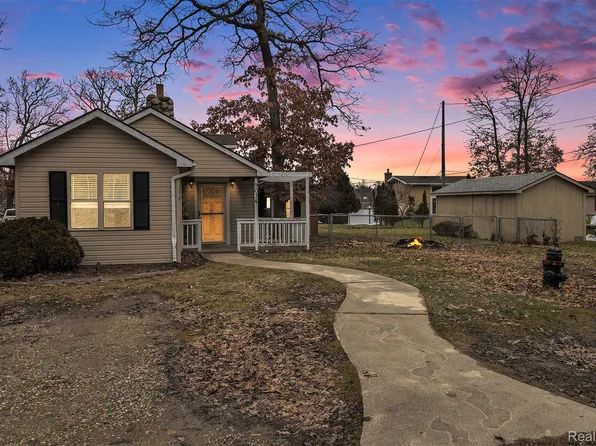 9034 Patrick Dr, Davisburg, MI 48350