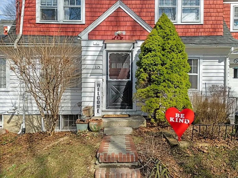 115 Ferris Pl photo 1