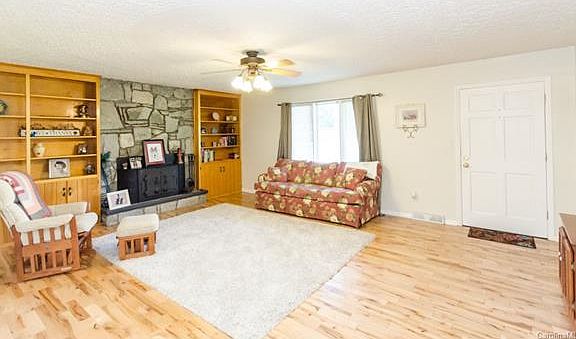 4th image of 2592 Surrey Dr