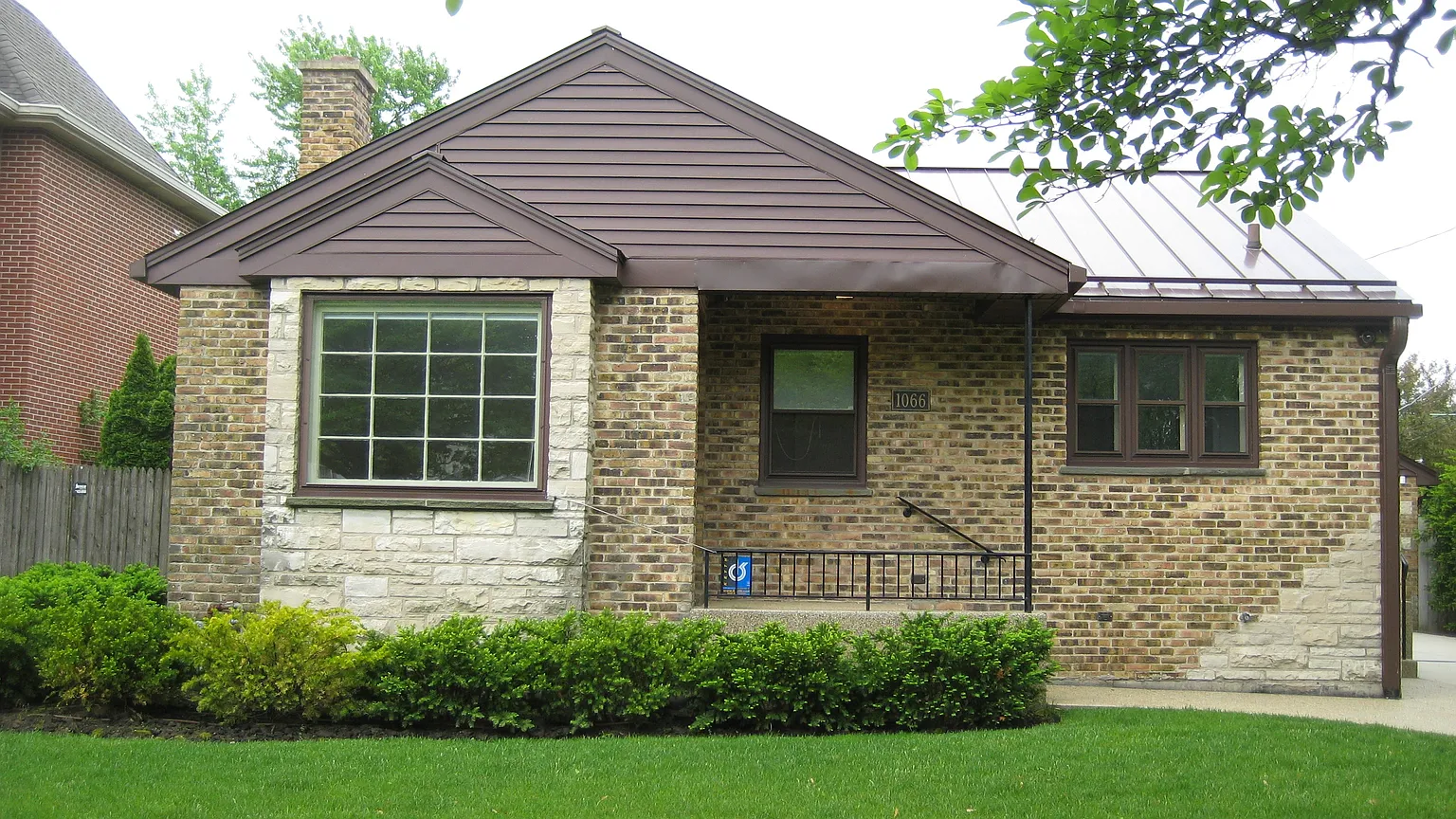 1066 Court Ave photo 1