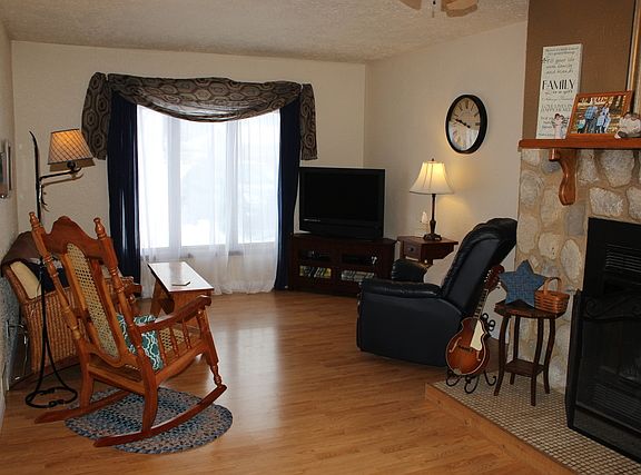 4th image of 1612 Hackberry Ln