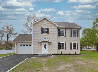 14 Palmetto Dr, Shirley, NY 11967