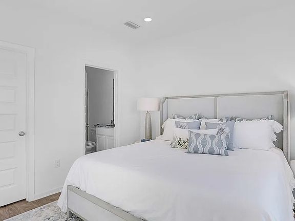 5th image of 13634 Logan Pl