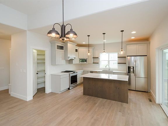5th image of 475 Juniper St