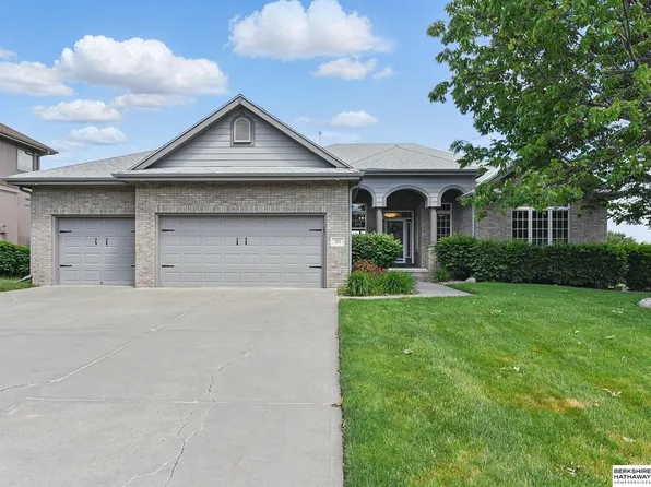 211 Longwood Dr, Papillion, NE 68133