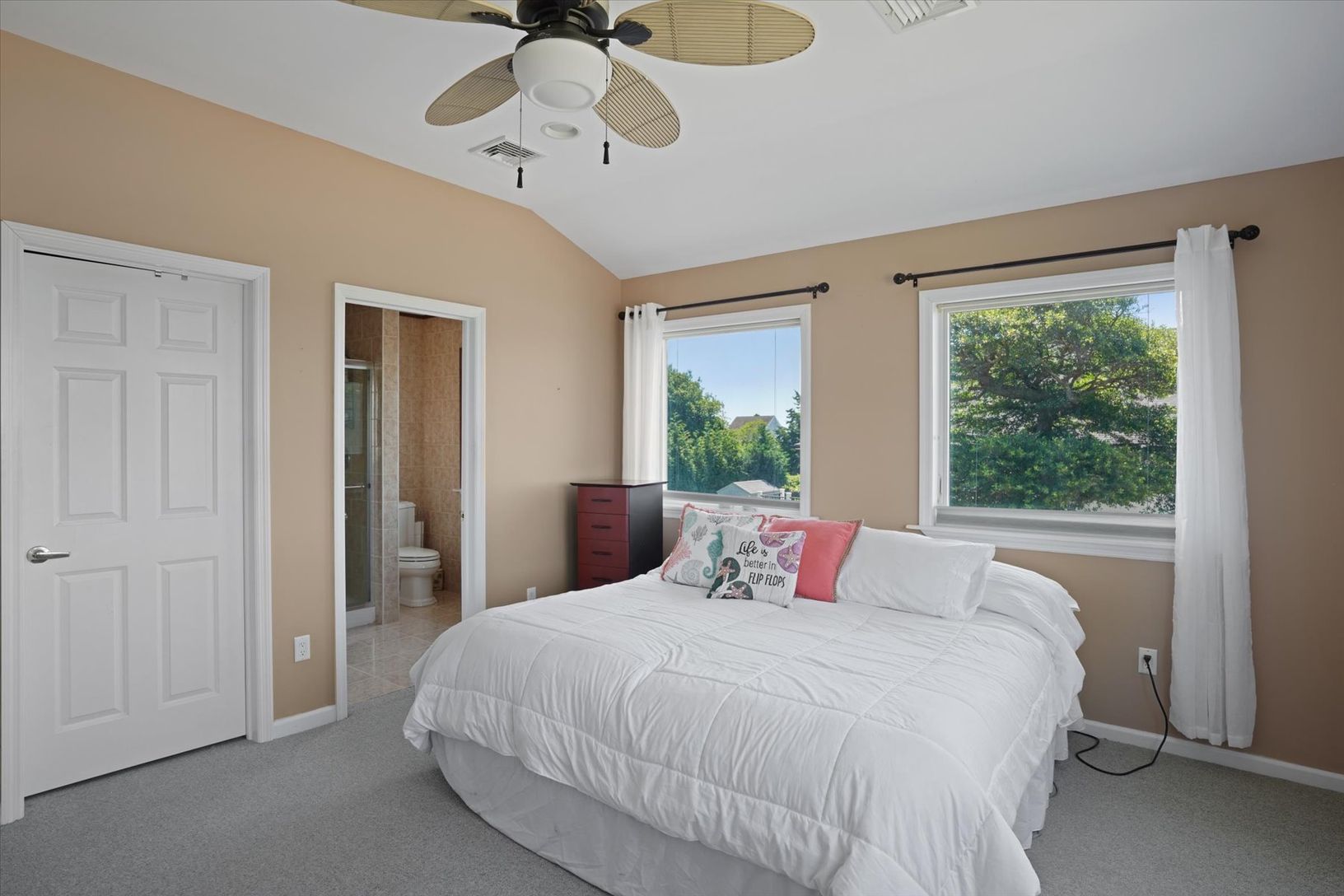  Waterviews, walk in closet