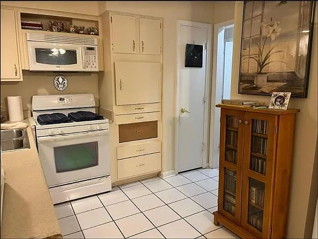 2 bed, 1.5 bath, 1050 sqft, $1,695 — Photo 2