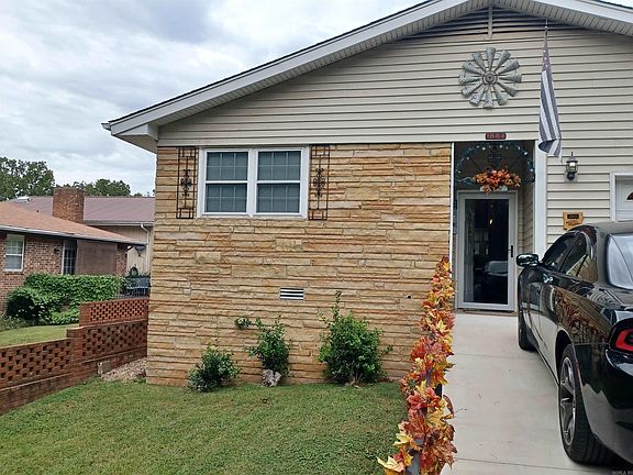 2nd image of 1004 S Manor Dr