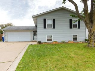 1833 W 59th St, Davenport, IA 52806