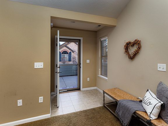 5th image of 2858 N Cloverdale Rd