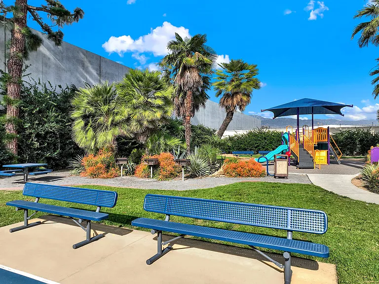 Serrano Apartments — Photo 39