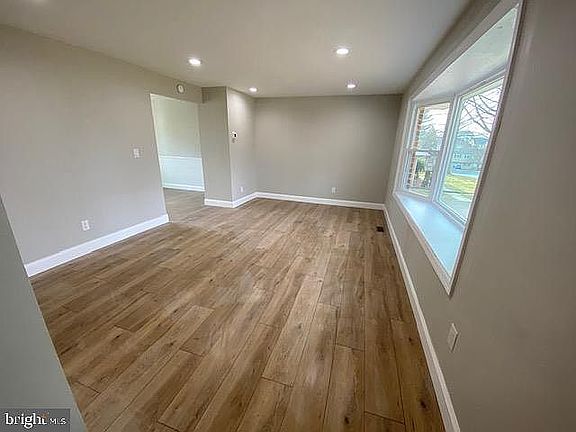 3rd image of 914 Shiremont Dr