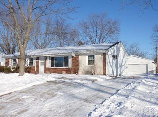 713 Fox River Rd, Valparaiso, IN 46385