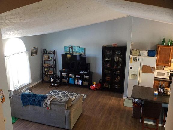 3rd image of 749 Gladstone Ave