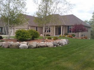 W273N2529 Arlington Dr, Pewaukee, WI 53072