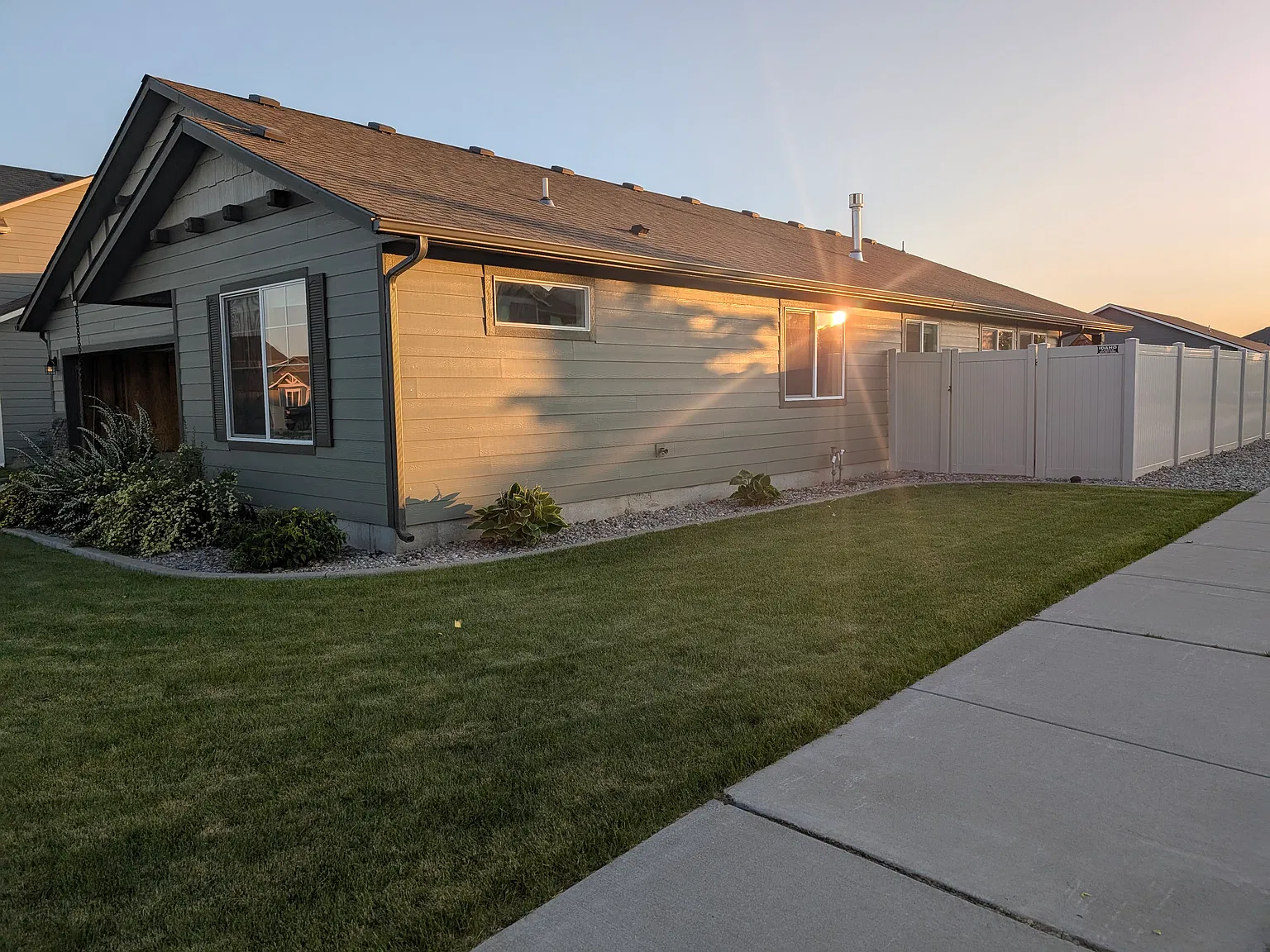 3 bed, 1921 sqft, $2,895 — Photo 3
