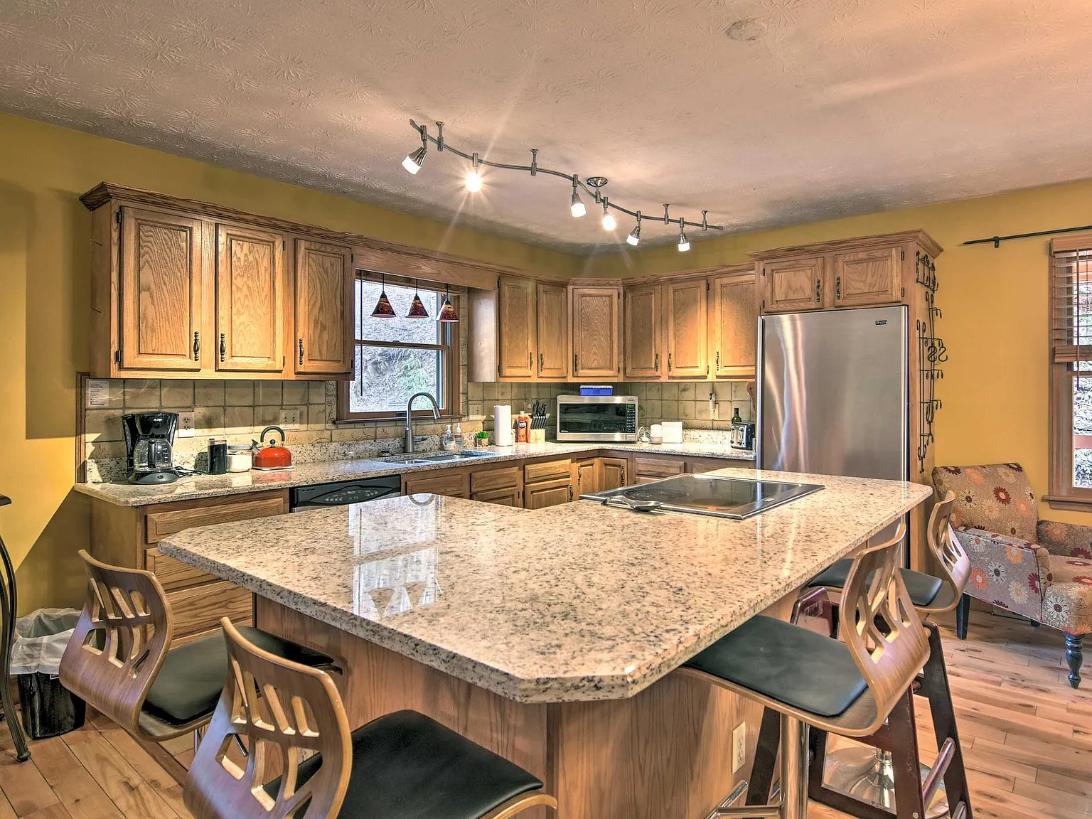 5 bed, 2800 sqft, $9,495 — Photo 2