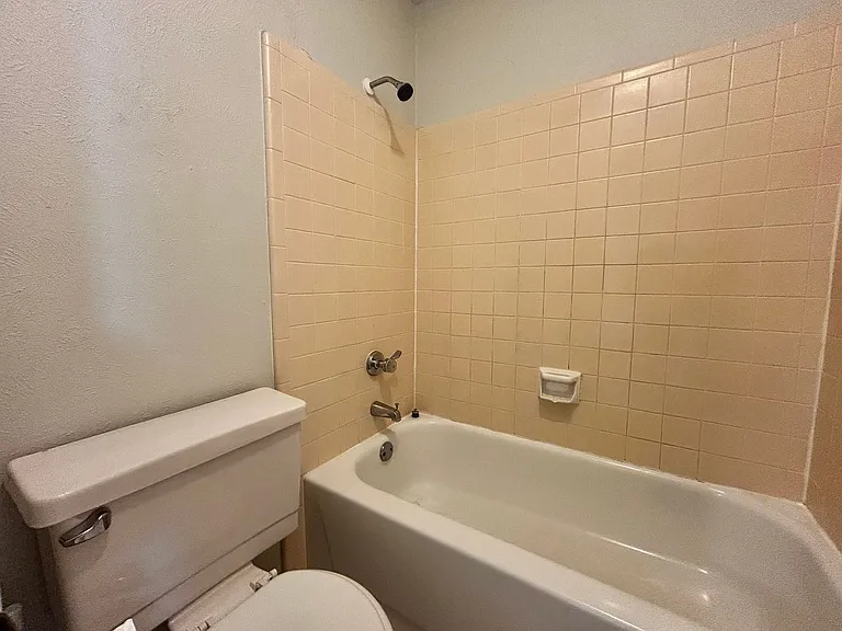 4205 Greencrest Dr — Photo 15