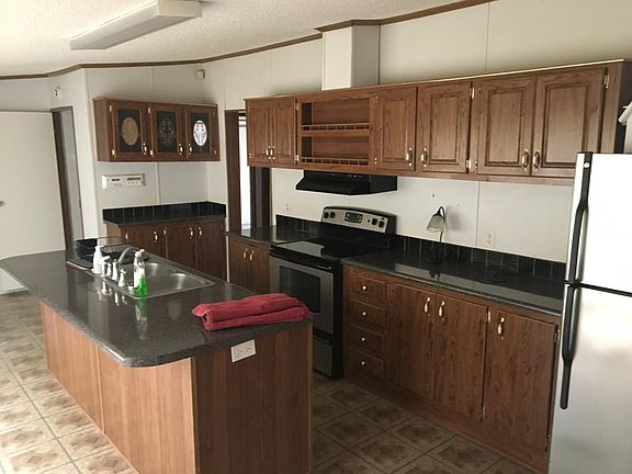 Large kitchen, nice size utility room 