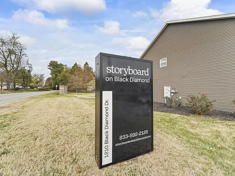 1303 Black Diamond Dr — Photo 2