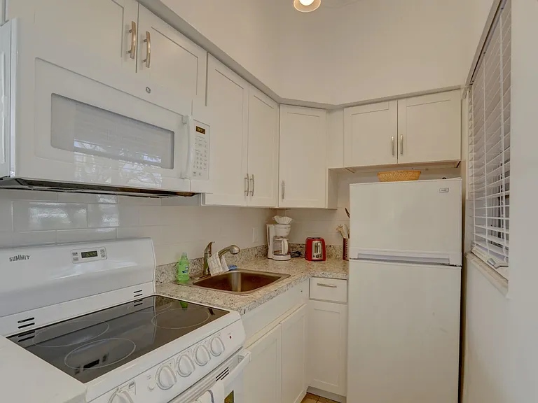 605 N Riverside Dr #2 — Photo 7