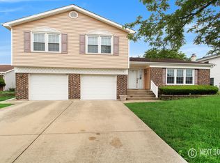 121 Fleetwood Dr, Glendale Heights, IL 60139