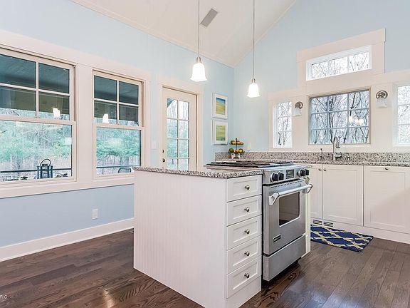5th image of 304 McVea Dr