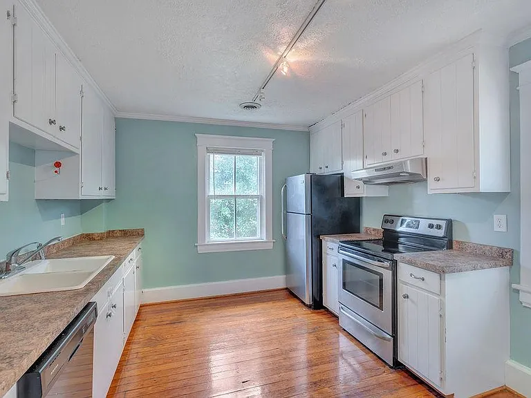 402 Altamont Cir #A — Photo 4