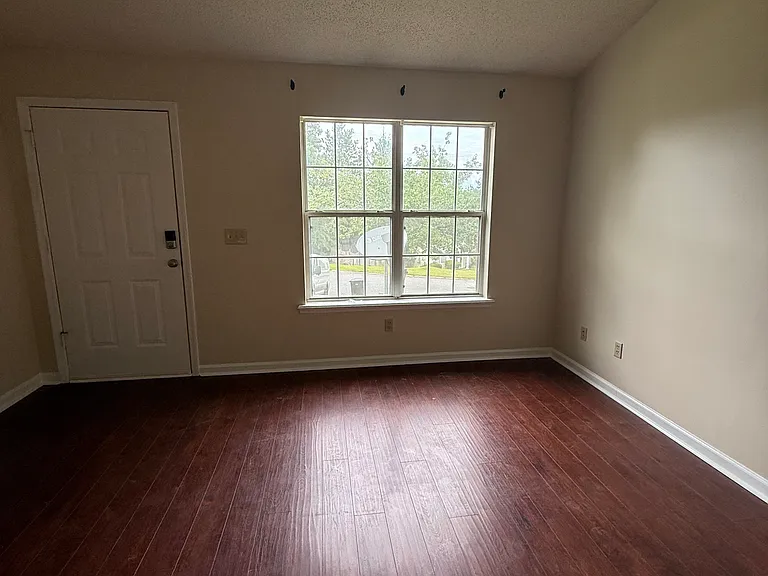 49 Skyway Dr — Photo 3