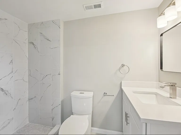329 E University Pkwy — Photo 3
