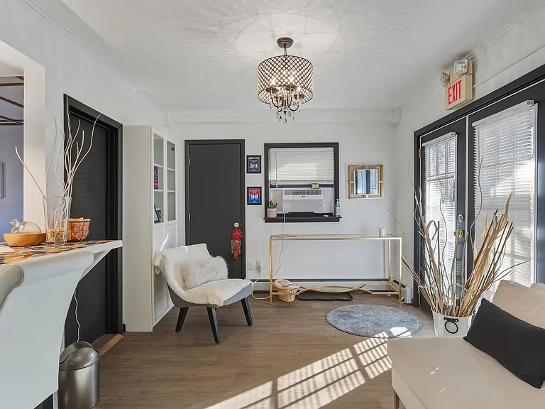 460 Maple Ave #1 — Photo 2