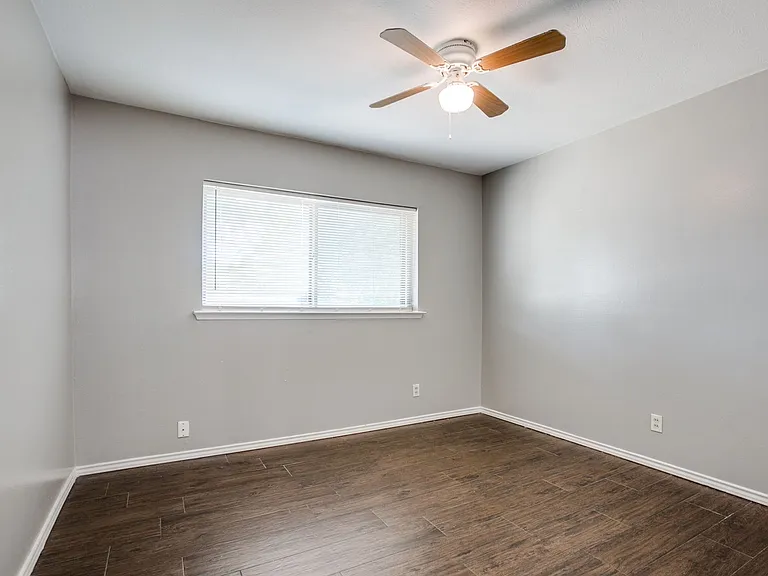 4425 Windsor Dr — Photo 9