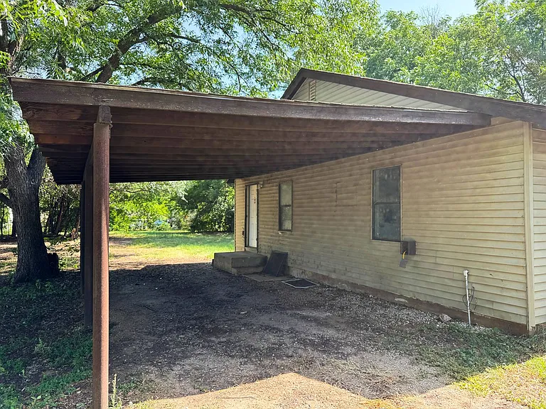 808 E Bank St — Photo 26
